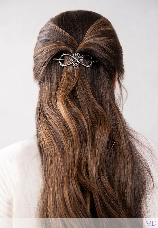 Medium ornate clover flexi hair clip.