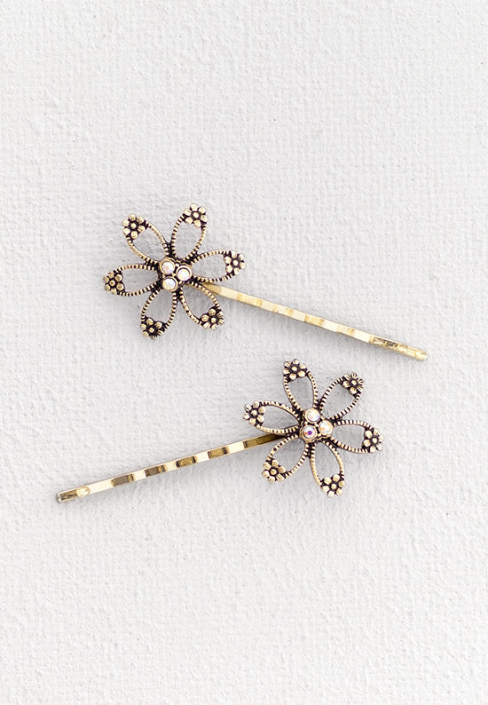 Open flower motif with three aurora borealis stones in this Bobby Pin in goldtone.