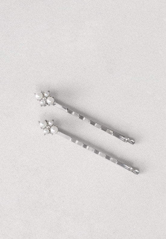 Faux Pearl cluster Bobby in silvertone.