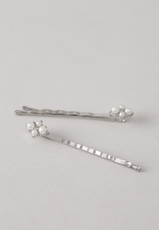 Faux Pearl cluster Bobby in silvertone.