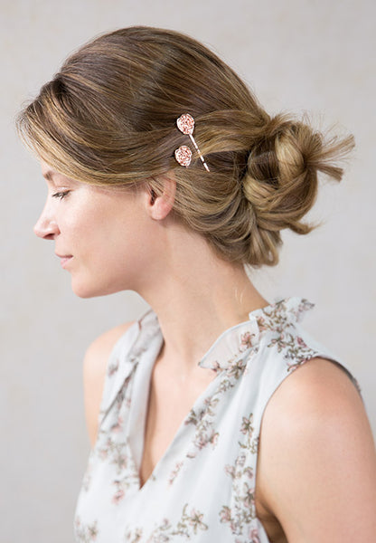 An enchanting and delicate rose in rose goldtone.