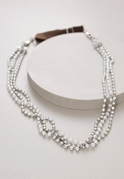Elegant hairband with a mix of pearl and crystal stone set.